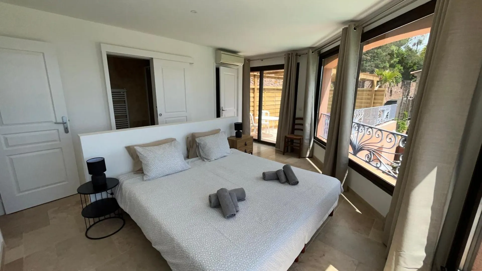 Holiday home Maison Vue Mer Avec Piscine Sur La Cote D'Azur Theoule-sur-Mer